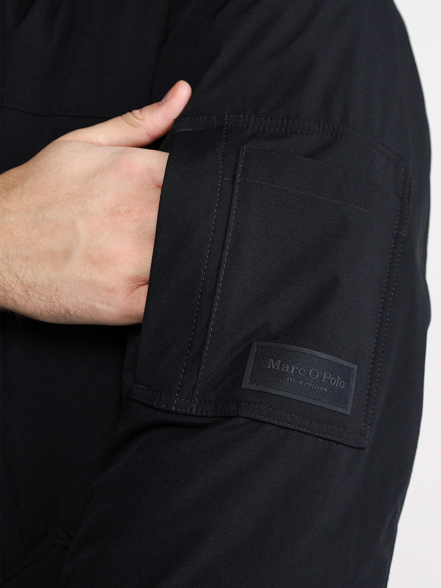 Куртка черного цвета с капюшоном